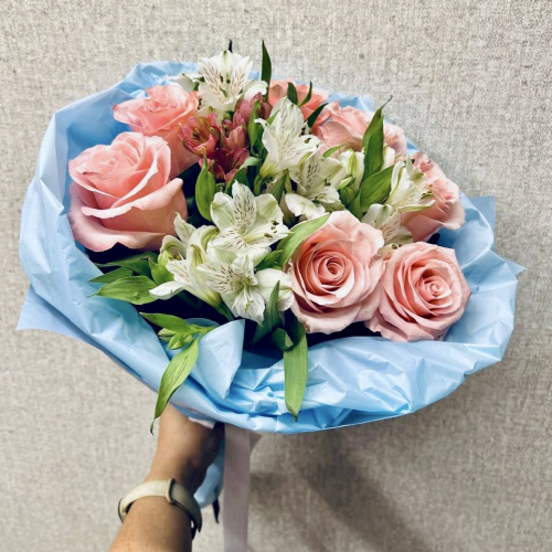 Букет «Фреш» – нежность розовых роз и белых альстромерий Тула Тульская область