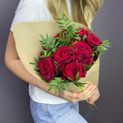 Букет из 9 красных роз с фисташкой – гармония страсти и свежести Тула Тульская область